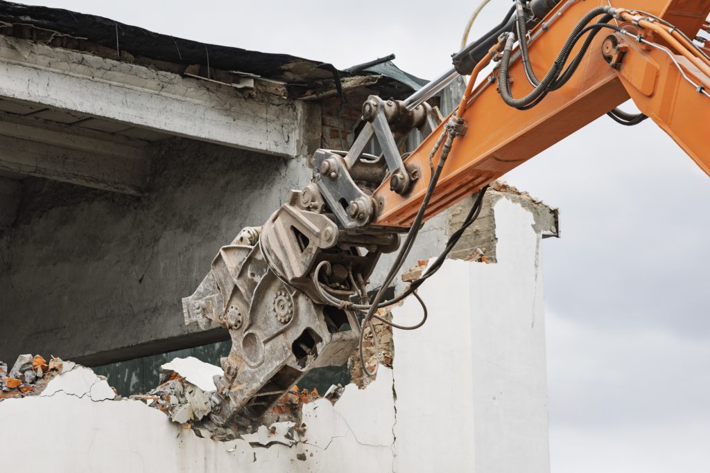 Enderroc amb excavadora
